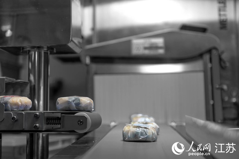 百斯特飯團(tuán)生產(chǎn)線。李歡攝