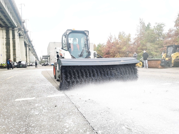 掃雪防凍演練現(xiàn)場。秦淮區(qū)城管局供圖