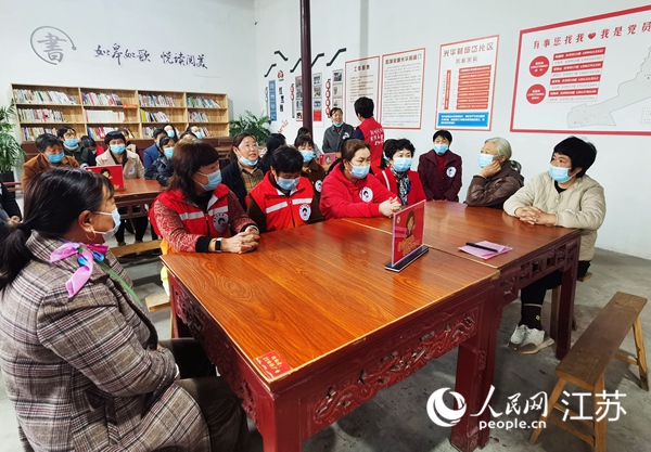 如皋市如城街道光華村村民在邱岱茶館里議事。人民網(wǎng)記者 王繼亮攝