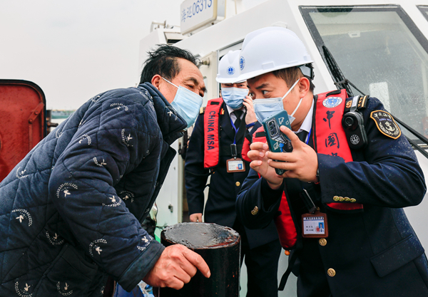 11月29日上午，征潤州海事處海事執(zhí)法人員在定易州錨地勸導“通達機588”去安全水域避風。劉玉寶 攝