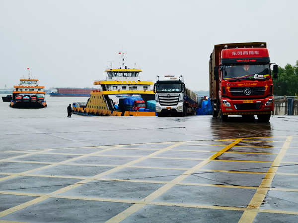 11月29日上午11點，停航11個小時的鎮(zhèn)揚汽渡開航，海巡艇現(xiàn)場為渡輪護航。劉玉寶攝