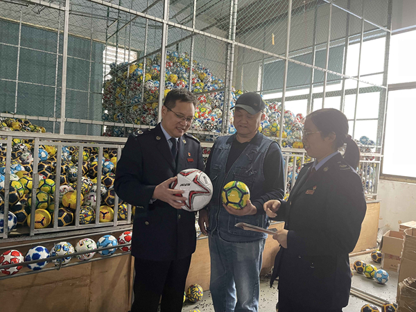 南通稅務工作人員上門調研企業(yè)生產(chǎn)情況。南通稅務供圖