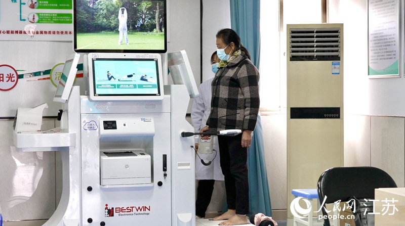 魏習(xí)桂在體質(zhì)檢測(cè)一體機(jī)上檢測(cè)。 馬燾燾攝