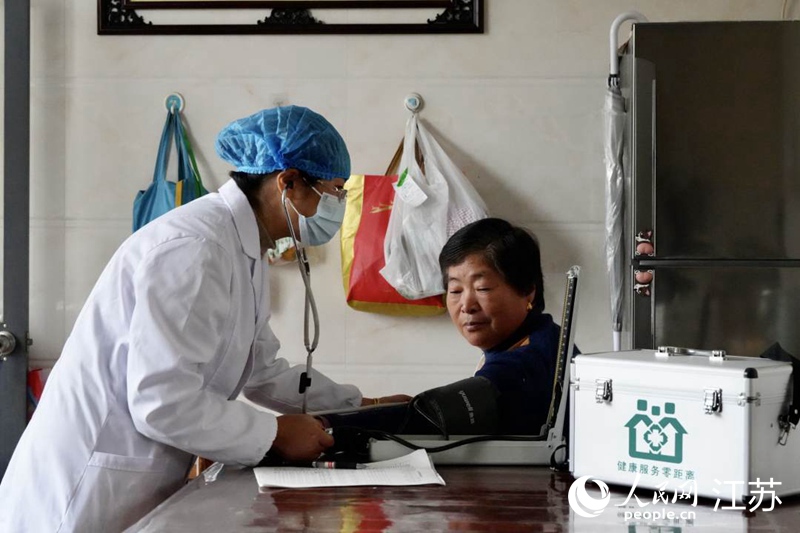 村醫(yī)糜巧妹正在入戶隨訪。 馬燾燾攝