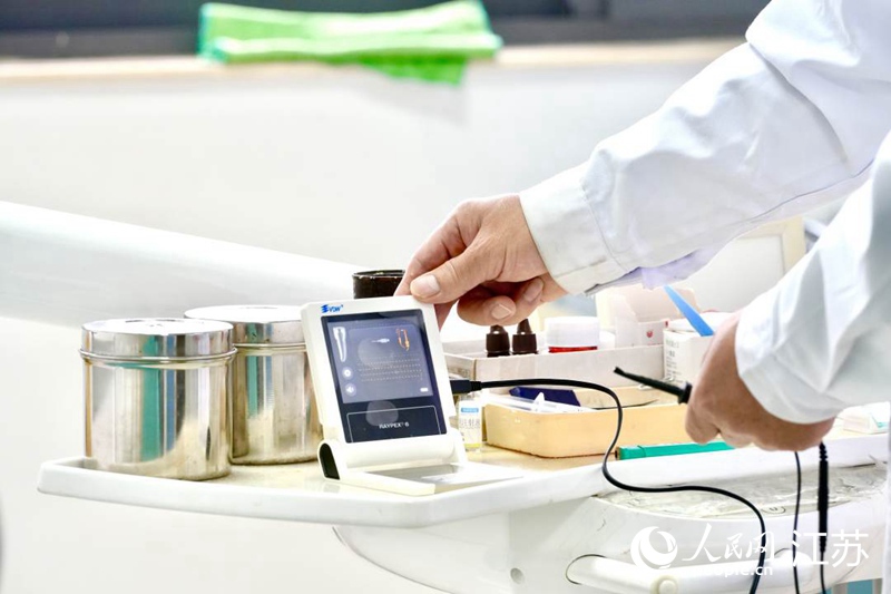 醫(yī)生向記者展示根管治療儀。 馬燾燾攝