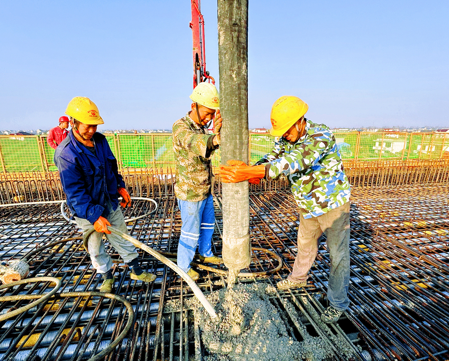 工人正在澆筑連續(xù)梁。張奇攝