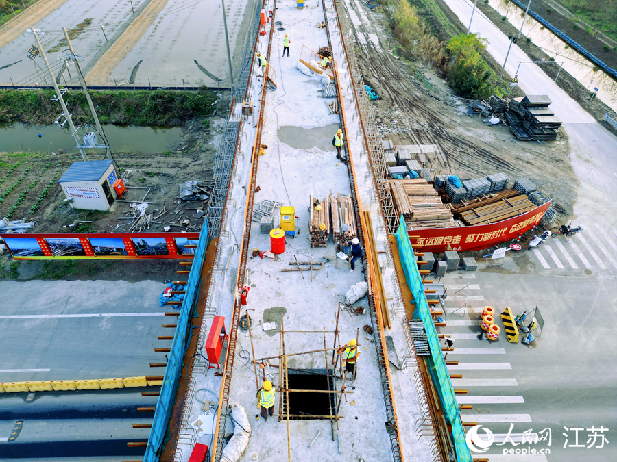 洋呂鐵路施工現(xiàn)場(chǎng)。人民網(wǎng)記者 王繼亮攝