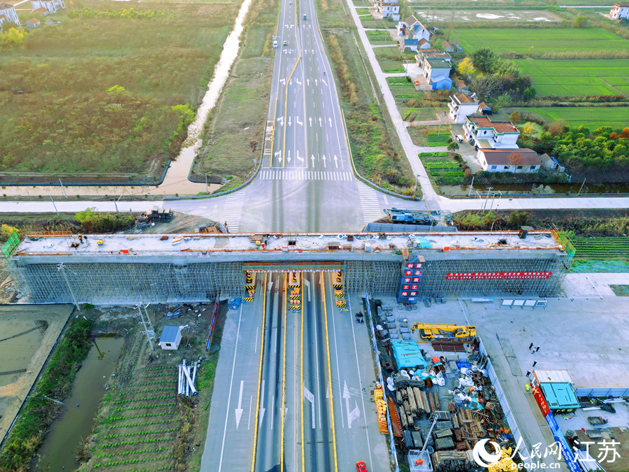 洋呂鐵路施工現(xiàn)場。人民網記者 王繼亮攝