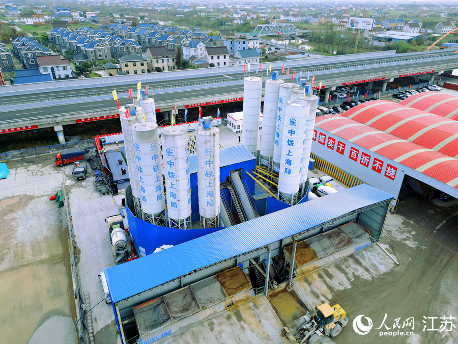 洋呂鐵路項目工地試驗室。人民網(wǎng)記者 王繼亮攝