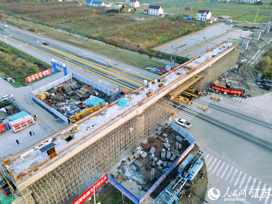洋呂鐵路施工現(xiàn)場(chǎng)。人民網(wǎng)記者 王繼亮攝