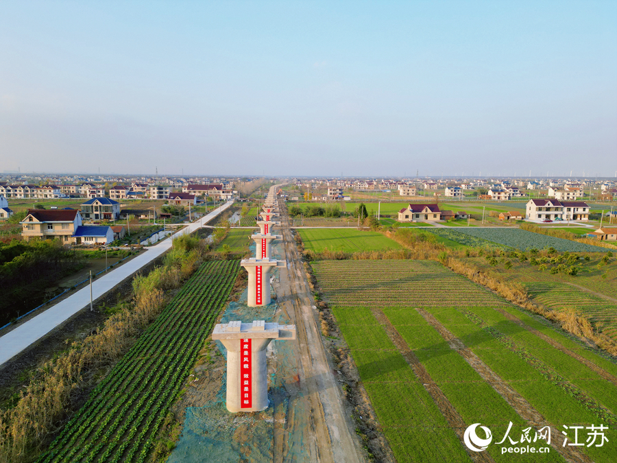 建設中的洋呂鐵路。人民網(wǎng)記者 王繼亮攝