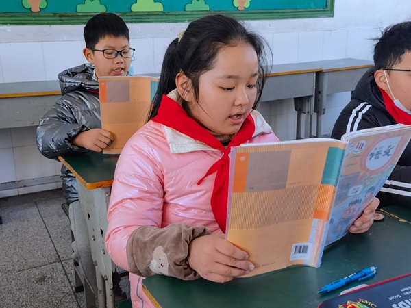 張雨馨在學(xué)校學(xué)習(xí)。受訪(fǎng)者供圖