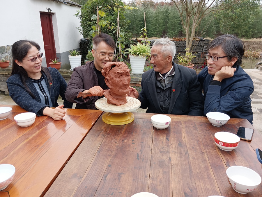 南藝教師徐飛為老人做雕塑。浦口區(qū)委宣傳部供圖