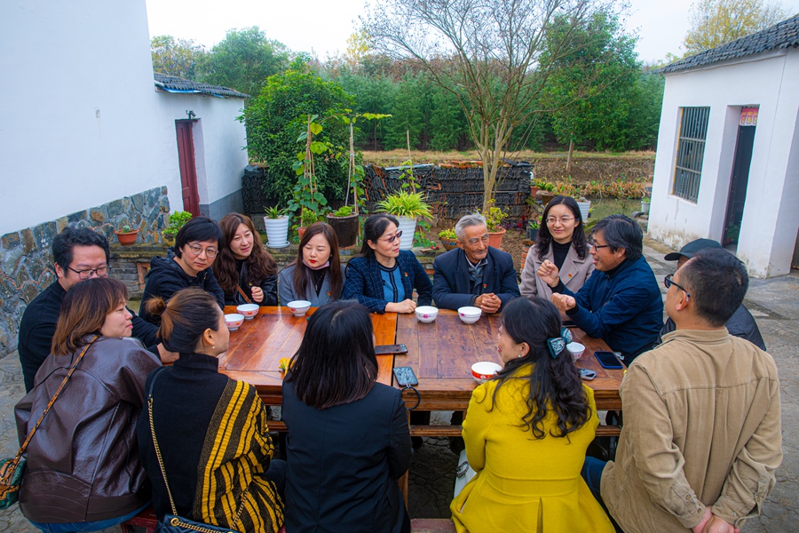 南藝師生和村民話家常。浦口區(qū)委宣傳部供圖