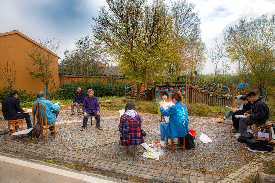 南藝師生為村民畫(huà)像。浦口區(qū)委宣傳部供圖