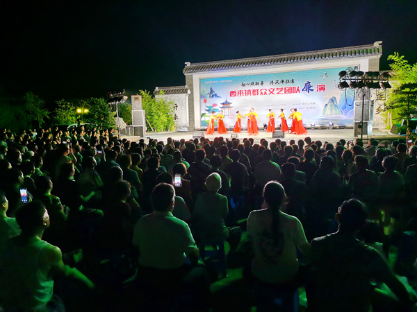 群眾文藝團(tuán)隊(duì)下鄉(xiāng)演出。王劍鋒攝