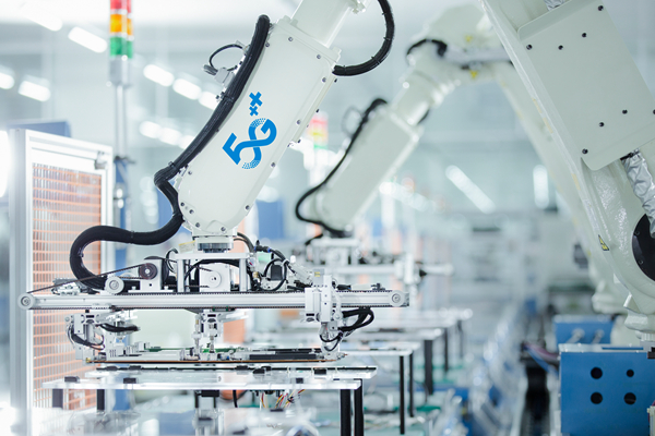 5G機(jī)械臂助力浪潮服務(wù)器主板制造。江蘇移動供圖