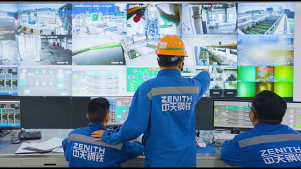 中天鋼鐵工作人員通過5G+遠(yuǎn)程集中控制中心調(diào)度生產(chǎn)。江蘇移動供圖