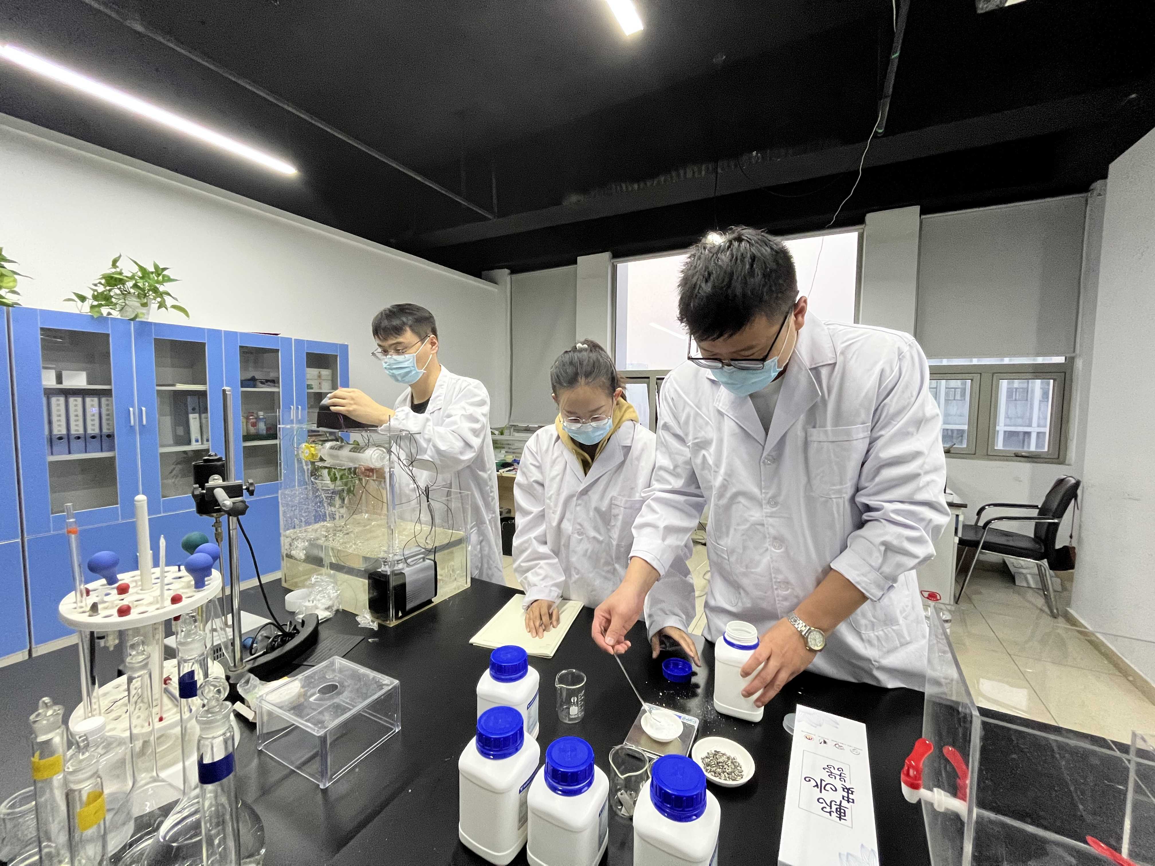 企業(yè)工作人員正在做實(shí)驗(yàn)。建鄴高新區(qū)管委會(huì)供圖