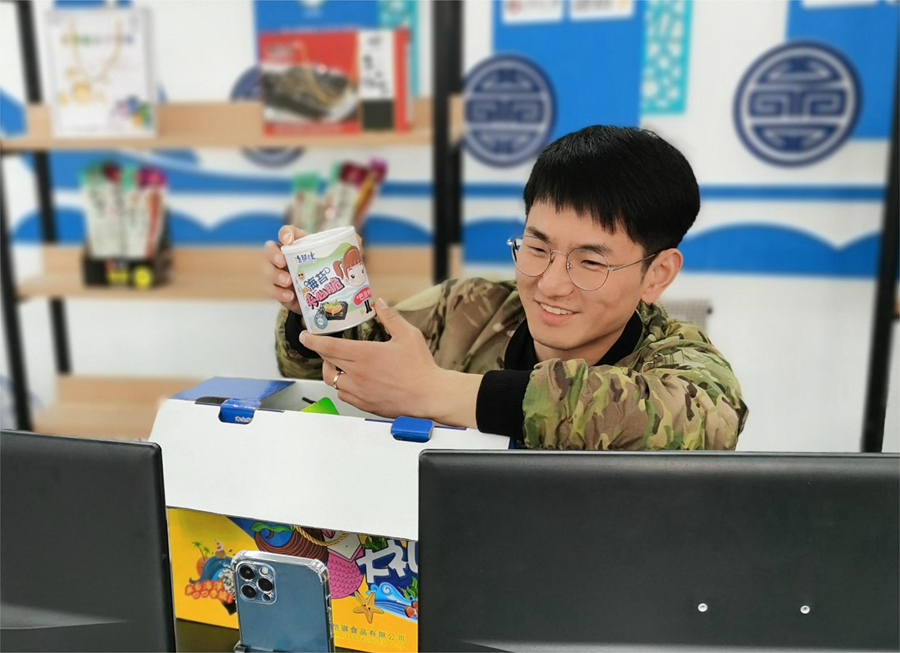 海前村返鄉(xiāng)創(chuàng)業(yè)的大學(xué)生正在電商直播間推銷產(chǎn)品。贛榆區(qū)委宣傳部供圖