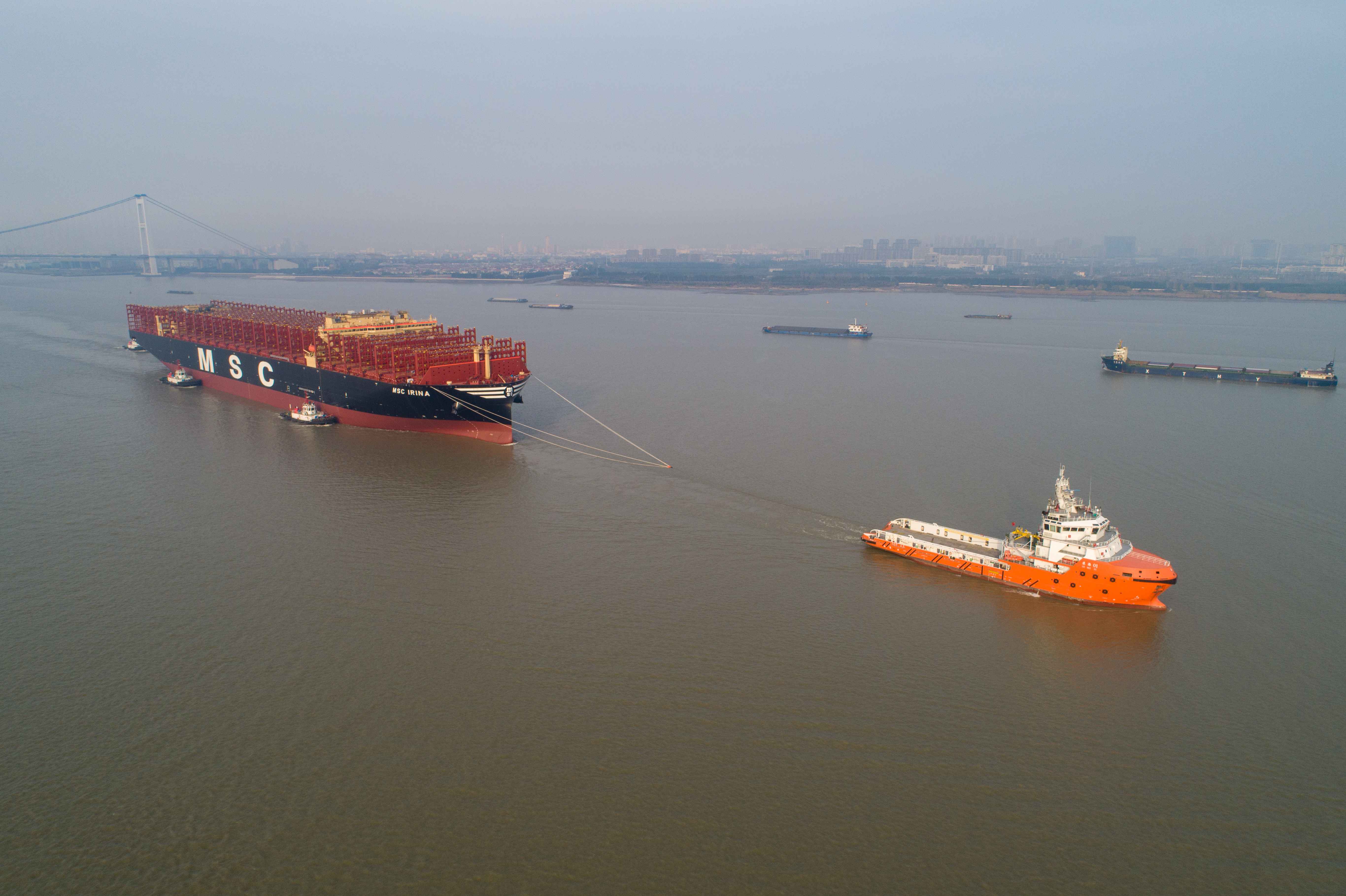 一全球最大型裝箱量新造集裝箱船在泰州拖帶入江，其拖帶編隊(duì)長度、難度刷新長江通航史記錄。泰州海事局供圖