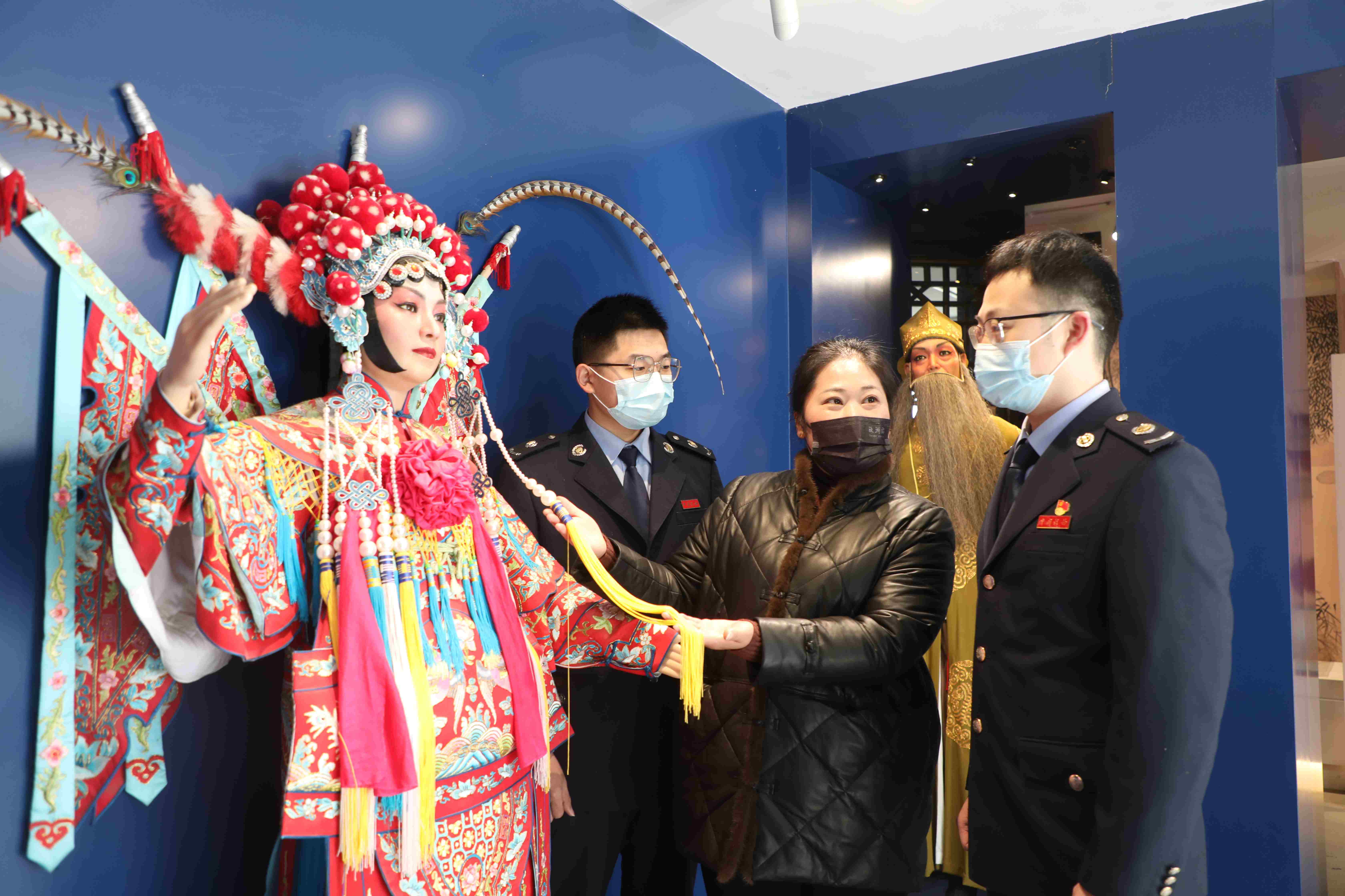淮劇演員正在向稅務工作人員展示戲服。 鹽城稅務供圖
