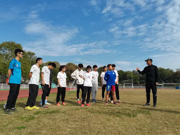 在校授課的馬寧。受訪者供圖