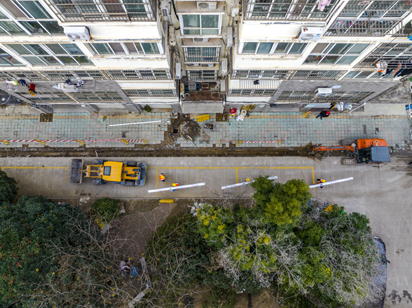 圖為一小區(qū)雨污分流施工現(xiàn)場(chǎng)。東?？h委宣傳部供圖