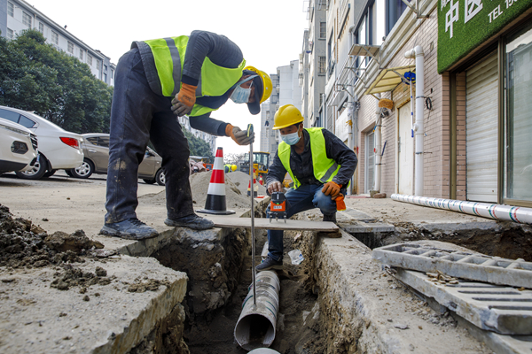 圖為一小區(qū)雨污分流施工現(xiàn)場(chǎng)。 東海縣委宣傳部供圖