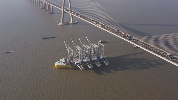 大件運(yùn)輸船“巴芬”輪正通過蘇通大橋。南通海事局供圖