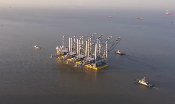 大件運(yùn)輸船“巴芬”輪正在長江中航行。南通海事局供圖