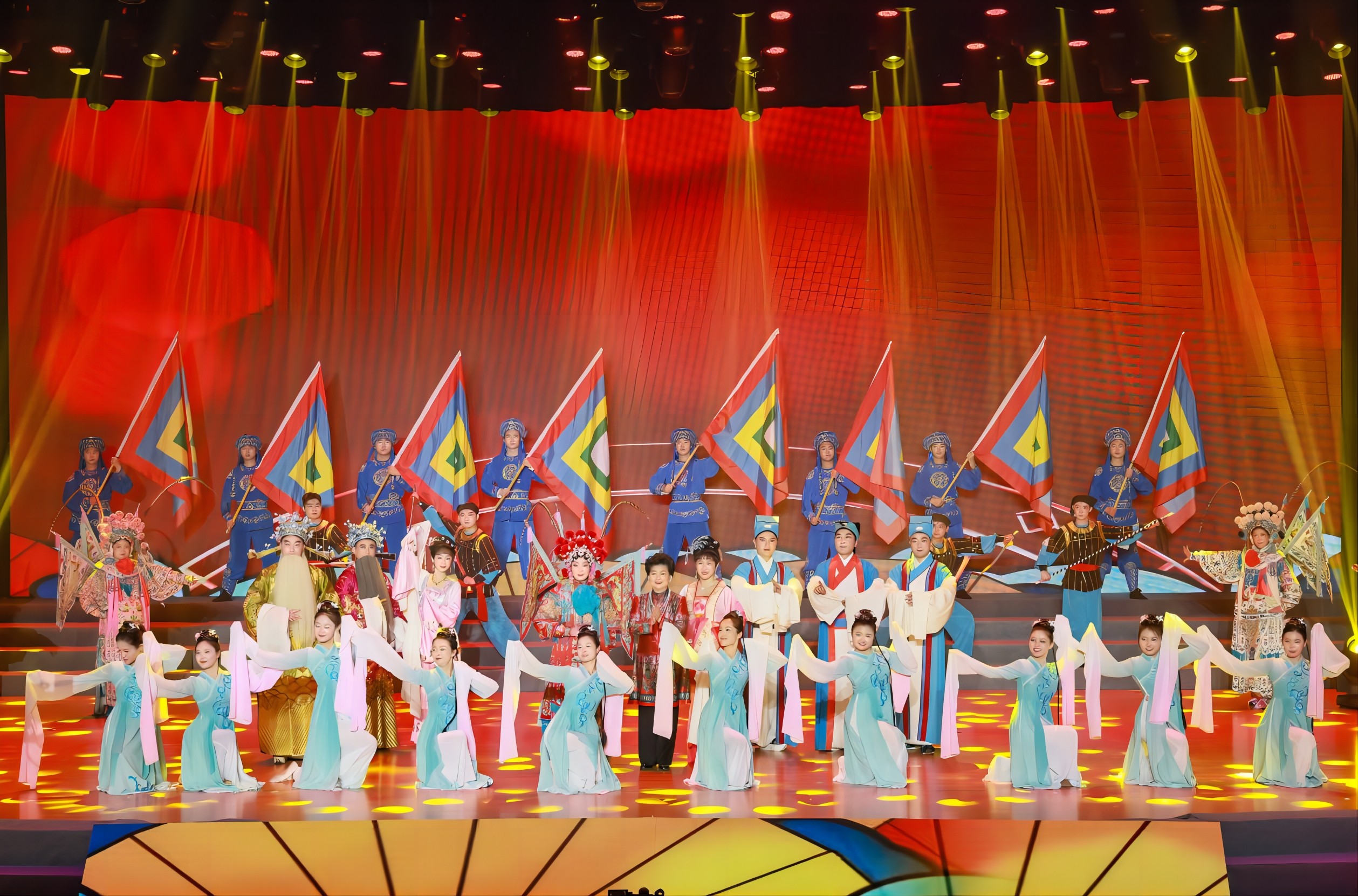 錫劇聯(lián)唱《盛世梨園詠芳華》。盛義攝