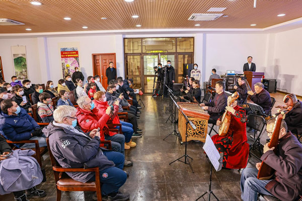 靖江民樂(lè)團(tuán)演奏《蕩湖船》。盛義攝