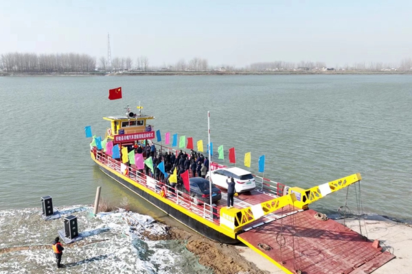 肖嘴汽車渡船首航成功。陳君攝