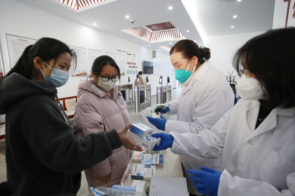 同學們正在將藥品交給學校醫(yī)務站校醫(yī)。張健攝