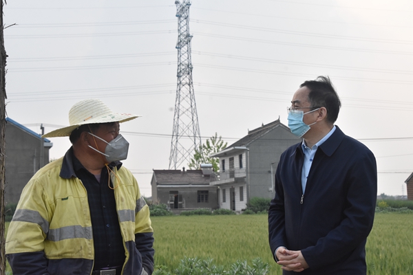 亭湖區(qū)紀委監(jiān)委主要領導走村入戶與群眾面對面交流。韋夢瑤攝