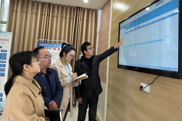 亭湖區(qū)試點開發(fā)運用農村土地流轉監(jiān)管系統(tǒng)。耿焱攝