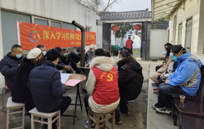 全體黨員認(rèn)真聆聽宣講。江北新區(qū)供圖