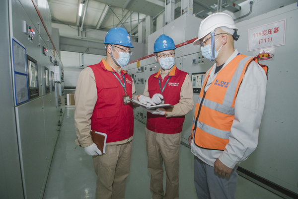 國網(wǎng)南京市溧水區(qū)供電公司營銷客戶經(jīng)理來到蜂巢能源科技（南京）有限公司，了解企業(yè)用戶用電需求，開展電力設(shè)備巡視檢查，確保省重點(diǎn)項(xiàng)目用電安全穩(wěn)定。束佳玲 攝