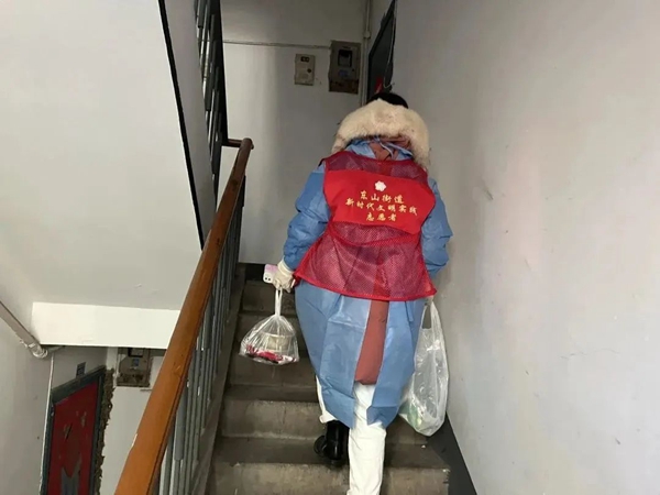 東山街道志愿者為老年居民送藥。江寧區(qū)委宣傳部供圖