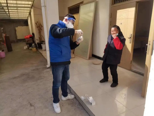 谷里街道工作人員上門(mén)為老人進(jìn)行抗原檢測(cè)。江寧區(qū)委宣傳部供圖
