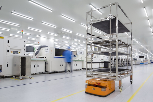 浪潮蘇州5G全連接工廠里，AGV快速、自主運輸生產(chǎn)材料。 江蘇移動供圖