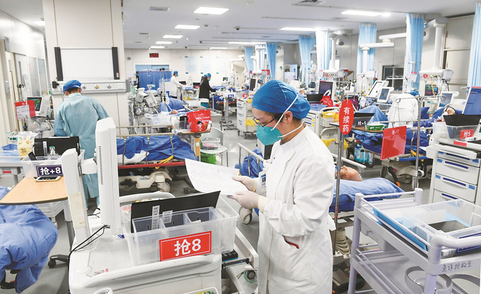 12月24日晚，南京鼓樓醫(yī)院急診大廳燈火通明，護(hù)士馬燕當(dāng)晚負(fù)責(zé)看護(hù)5位病人。 通訊員 王娟 本報(bào)記者 余萍 攝