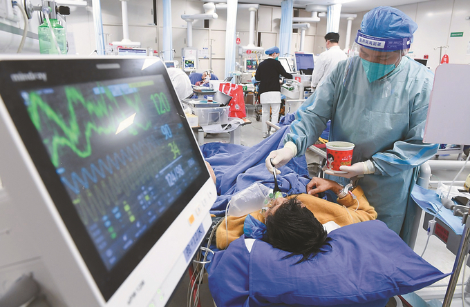 12月24日晚，南京鼓樓醫(yī)院一名護(hù)工在給病人喂?fàn)I養(yǎng)粥。 通訊員 王娟 本報(bào)記者 余萍 攝