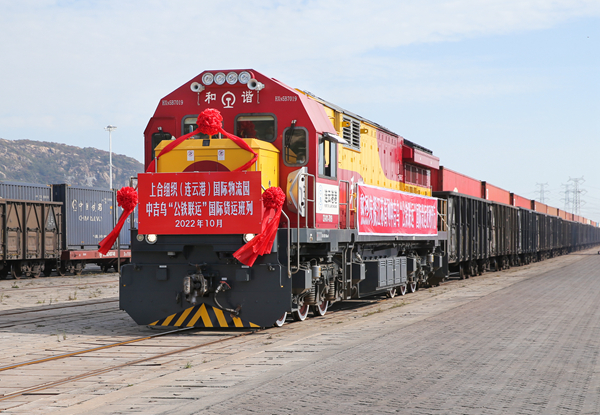 江蘇省首列中吉烏“公鐵聯(lián)運(yùn)”國際貨運(yùn)班列發(fā)車。王健民攝