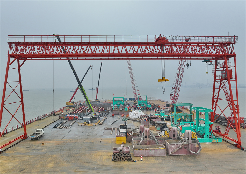 張靖皋長江大橋水上主塔開鉆。許叢軍攝