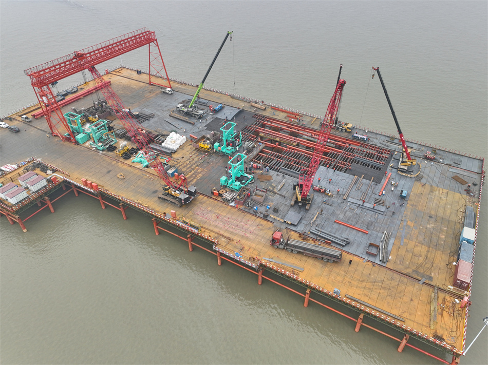 張靖皋長(zhǎng)江大橋水上主塔開(kāi)鉆。許叢軍攝