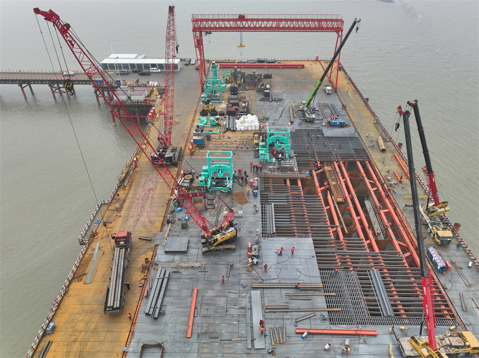 張靖皋長(zhǎng)江大橋水上主塔開(kāi)鉆。許叢軍攝