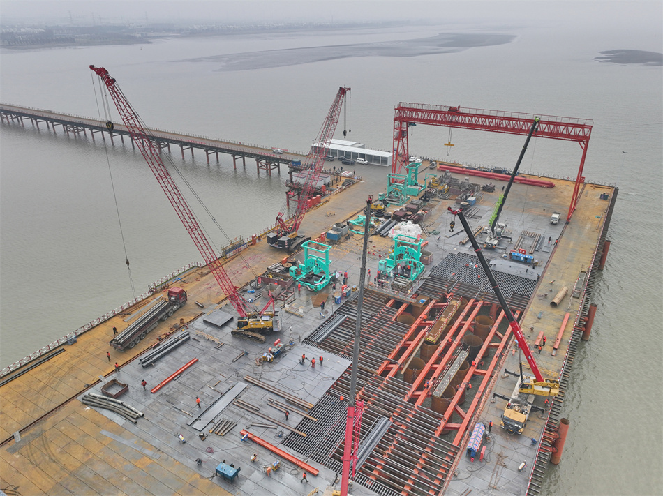張靖皋長(zhǎng)江大橋水上主塔開(kāi)鉆。許叢軍攝
