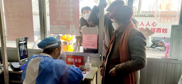 患者在新冠感染便民門診進(jìn)行預(yù)檢分診。姜堰區(qū)委宣傳部供圖